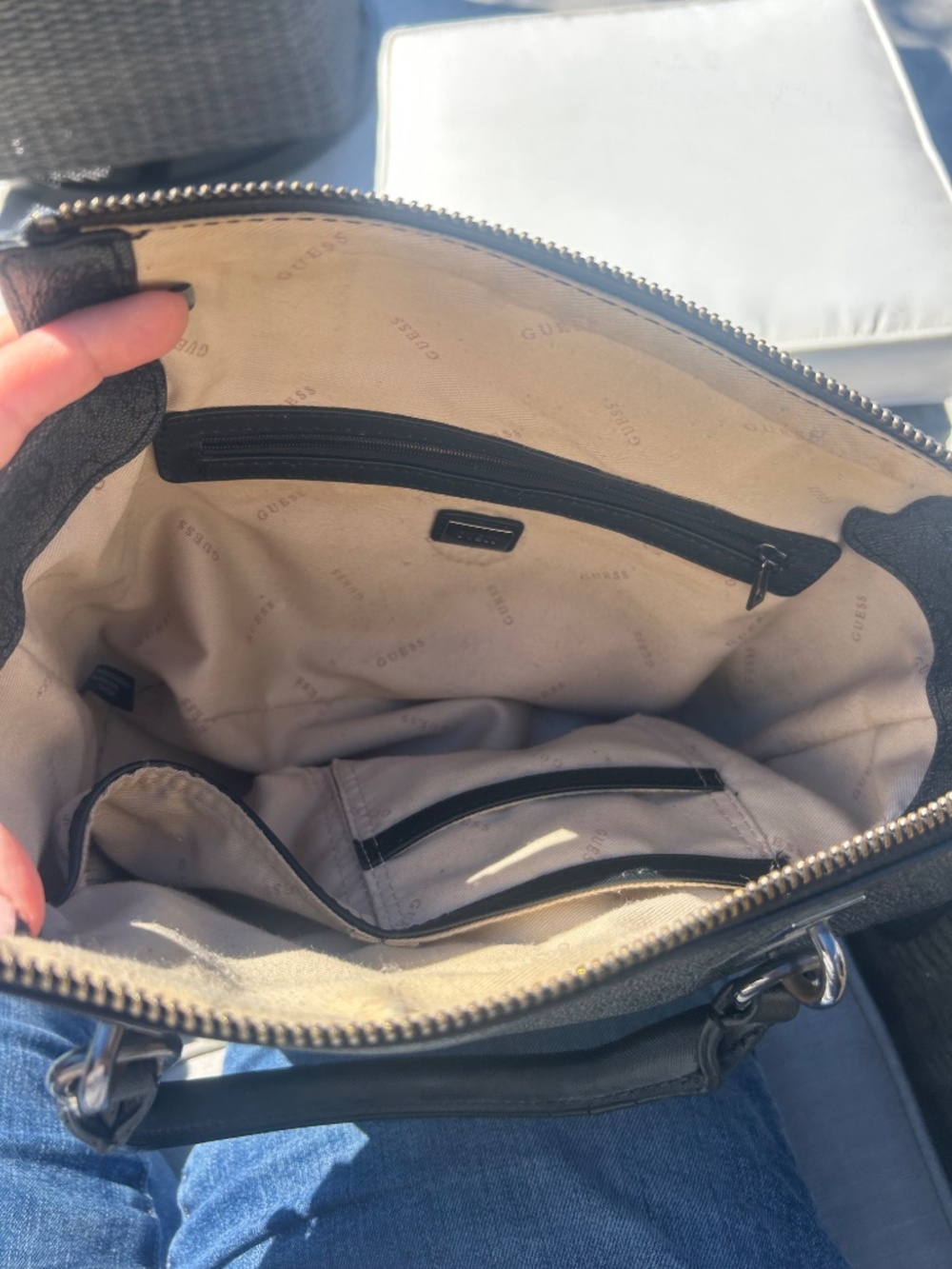 Guess purse - Picture 3 of 10